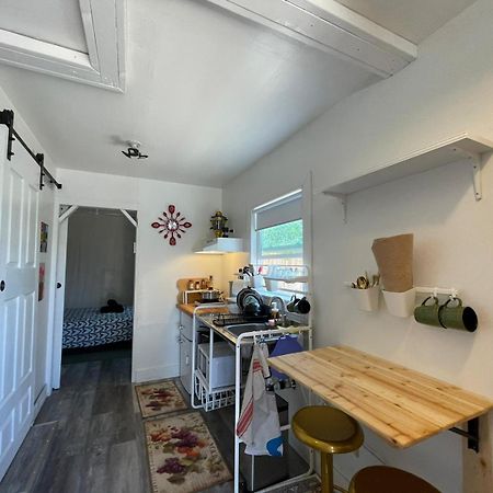 Petite Guesthouse With Kitchenette And Private Bathroom Лейк-Изабелла Экстерьер фото