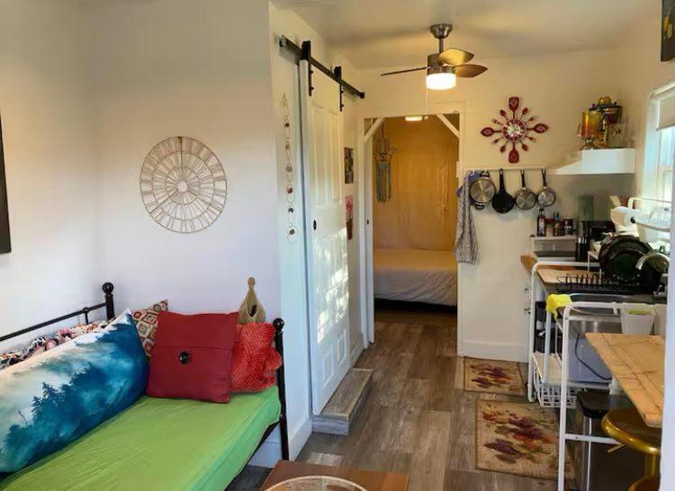Petite Guesthouse With Kitchenette And Private Bathroom Лейк-Изабелла Экстерьер фото